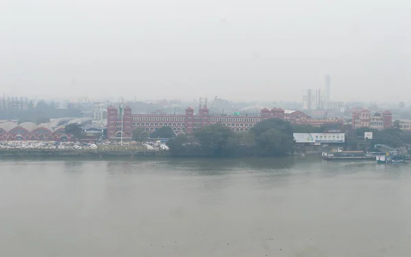 Panorámica Howrah Railway Transportation Station Building Paisaje de vista aérea desde el área de la orilla del río Hooghly en un día nublado de invierno por la noche. Kolkata Bengala Occidental India Pac Asia Meridional Enero 2020 — Foto de Stock