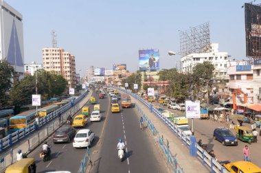 Dhakuria Köprüsü üstgeçidinde kalabalık şehir sokaklarında trafik ve yayalar Kalküta 'nın en yoğun alanlarından birinde. Kolkata, Batı Bengal, Hindistan Güney Asya Pasifik, Ocak 2020