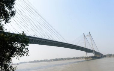 Gün batımında panoramik Vidyasagar Setu veya Hooghly Köprüsü. En ünlü kablolu yayın Ganj Nehri bağlantı şehirleri Kolkata ve Howrah üzerinde ücretli geçiş yaptı. Kalküta Batı Bengal Hindistan Güney Asya Pac.