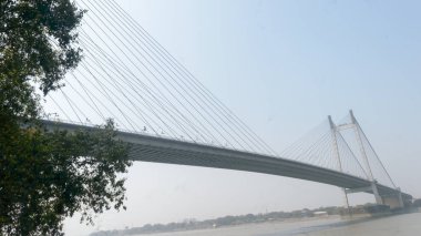 Gün batımında panoramik Vidyasagar Setu veya Hooghly Köprüsü. En ünlü kablolu yayın Ganj Nehri bağlantı şehirleri Kolkata ve Howrah üzerinde ücretli geçiş yaptı. Kalküta Batı Bengal Hindistan Güney Asya Pac.