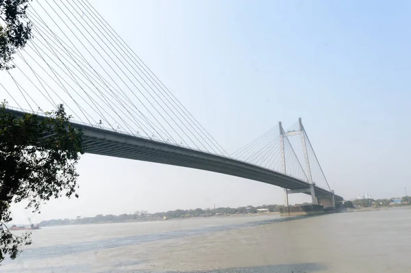 Panorámica Vidyasagar Setu o Hooghly Bridge durante la puesta del sol. El famoso cable más largo se mantuvo sobrevolando las ciudades de conexión del río Ganges Kolkata y Howrah. Calcuta Bengala Occidental India Asia Meridional Pac . — Foto de Stock