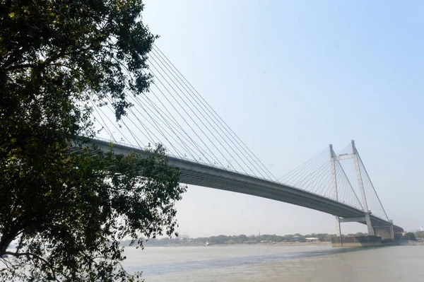 Panorámica Vidyasagar Setu o Hooghly Bridge durante la puesta del sol. El famoso cable más largo se mantuvo sobrevolando las ciudades de conexión del río Ganges Kolkata y Howrah. Calcuta Bengala Occidental India Asia Meridional Pac . — Foto de Stock