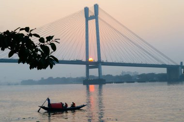 Gün batımında panoramik Vidyasagar Setu veya Hooghly Köprüsü. En ünlü kablolu yayın Ganj Nehri bağlantı şehirleri Kolkata ve Howrah üzerinde ücretli geçiş yaptı. Kalküta Batı Bengal Hindistan Güney Asya Pac.