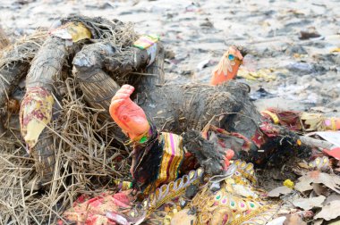 Ganj nehir kıyısındaki Visarjans 'dan sonra Durga Tanrıça putunun elini kapat. Tanrı 'ya veda etmek için Durga Puja Festivali' nin son günü. Üzücü bir Bengali festivali ayini temalı fotoğraf teması. Kolkata Batı Bengal Hindistan Güney Asya Pacif