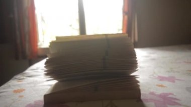 Rüzgarda savrulan açık bir kitap sayfası. Eğitim Arkaplanı.