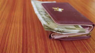 Ahşap bir masada kahverengi cüzdan deri çanta içinde Hint 500 rupisi nakit para. İş ekonomisi konsepti. Yan melek görünümü, metin için fotokopi odası ile çok yakın çekim.