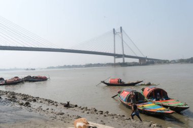 Gün batımında panoramik Vidyasagar Setu veya İkinci Hooghly Köprüsü. En ünlü kablo, Hooghly Nehri üzerindeki geçiş ücretli köprüde kaldı Kolkata (Kalküta) ve Howrah şehirlerini birbirine bağladı. Batı Bengal, Hindistan Güney Asya Pasifik. Şubat 202