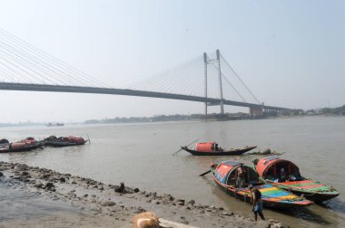 Gün batımında panoramik Vidyasagar Setu veya İkinci Hooghly Köprüsü. En ünlü kablo, Hooghly Nehri üzerindeki geçiş ücretli köprüde kaldı Kolkata (Kalküta) ve Howrah şehirlerini birbirine bağladı. Batı Bengal, Hindistan Güney Asya Pasifik. Şubat 202