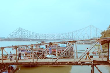 Fairlie Place Ghat Ferry Terminal Köprüsü, Kolkata ve Howrah şehrini birbirine bağlayan Hooghly Nehri kıyısından gelen banliyö yolcuları için hızlı bir ulaşım aracı. Hindistan Güney Asya Pasifik Mart 2020