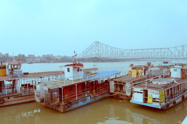 Fairlie Place Ghat Ferry Terminal Köprüsü, Kolkata ve Howrah şehrini birbirine bağlayan Hooghly Nehri kıyısından gelen banliyö yolcuları için hızlı bir ulaşım aracı. Hindistan Güney Asya Pasifik Mart 2020