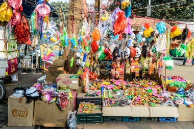 Şehir Çarşısı, Holi Festivali 'nde toz renk, kuru boya ve pichkari satıyor. Holi, Hindistan 'ın tüm alt kıtalarını kutlayan ünlü renk festivali. Kolkata Hindistan Mart 2020