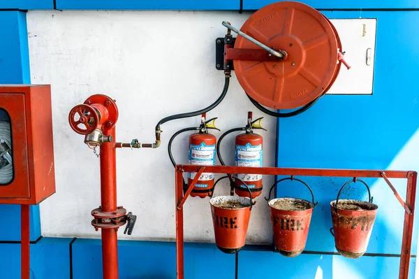 Extintor Incêndio Suspensão Parede Segurança Contra Incêndio Equipamentos Emergência Instalam — Fotografia de Stock