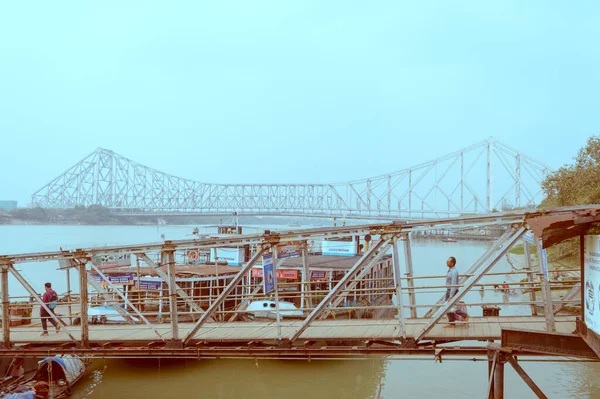 フェアリープレイスガットフェリーターミナル橋は コルカタとハウラー市を結ぶフーリー川の岸から通勤者のための迅速な旅行へのフェリーサービス輸送です インド南アジア太平洋2020年3月 — ストック写真