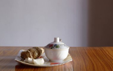 Zencefilli sarımsak ezmesi ve tuz eti yumuşatmak için kullanılır. Zencefil ve sarımsağın kombinasyonu da ağrı ve iltihabı kontrol etmek için ayurvedik ilaç olarak kullanılır (şişkinlik ve kızarıklık)