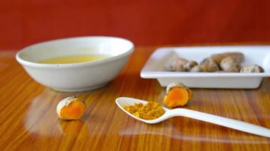 Masa kaşığı saf zerdeçal Haldi tozu. Depresyon ve eklem iltihabını azaltmak için antienflamatuar ve antioksidan yemek tarifi geçmişi. Sağlık ve tıbbi gıda takviyesi. Ayurveda ev hapları. Sağlıklı yaşam biçimleri.