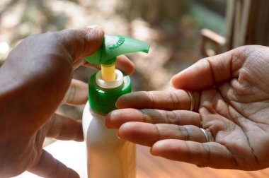 El yıkama ve şişeyi sterilize etme kısmı. El yıkama, el yıkama, cilt bakımı için el dezenfektanı. Bulaşıcı hastalıkların önlenmesi için sağlık ve hijyen geçmişi.