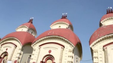 Dakşineswar Kali Mandir Tapınağı Navaratna 'da inşa edilmiş ya da yüksek platformda dokuz kule tarzı. Gün batımı zamanı. Ünlü tarihi mimari mirası. Kolkata Batı Bengal Hindistan Güney Asya Pasifik Mart 2020
