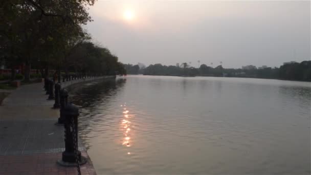 Öffentlicher Park See Sommerabend Gartenweg Parkspur Beleuchtet Durch Sonnenuntergang Rot — Stockvideo
