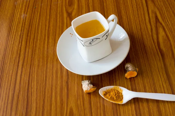 Altın zerdeçal sütü parlak sarı içecek Haldi tarçın ve zencefil baharatlı Hint içeceği. Haldi ka doodh antioksidan açısından zengindir. Sağlıklı yaşam tarzı için Ayurvedic ilaç. Sağlık ve tıbbi geçmiş.