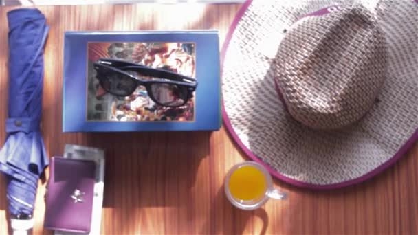 Vista Superior Playa Fondo Verano Accesorios Viaje Para Mujeres Gafas — Vídeo de stock