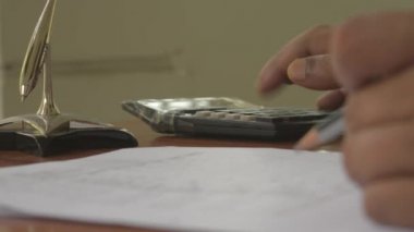 Hesap makinesi ile el yazması hesaplama bakiyesi, hesap denetimi veya vergi raporları. İşadamı 'nın el hesaplarını kağıt kalemle kontrol et. İş finans ekonomisi kavramı.