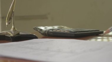 Parmak yazma hesaplama yapıyor. Hesap makinesiyle denge ya da vergi raporu hesaplanıyor. Kapatın. Kağıt kalemle İşadamı 'nın el hesaplarını kontrol edin. İş finans ekonomisi kavramı.