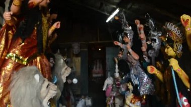 Durga Puja Festivali 'nin arifesinde karanlık ve Kumartuli Durga Idol' da yürüyüş yapmak. Kumartuli Kolkata Hindistan Güney Asya Pasifik Eylül 2019