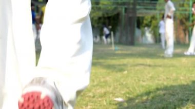 Spor formalı kriket oyuncusu, spor kulübü akademisinin kriket sahası stadyumunda hem sporcu hem de bovling antrenmanı için Nets Sessions 'da vuruş yapıyor. Kolkata Hindistan Mart 2020