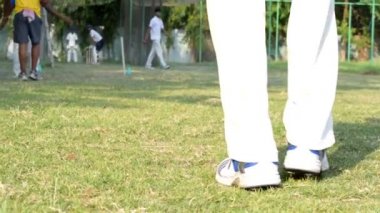 Spor formalı kriket oyuncusu, spor kulübü akademisinin kriket sahası stadyumunda hem sporcu hem de bovling antrenmanı için Nets Sessions 'da vuruş yapıyor. Kolkata Hindistan Mart 2020