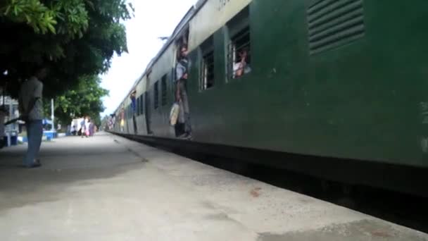 Tren Local Plataforma Estación Tren India Kolkata Bengala Occidental India — Vídeos de Stock