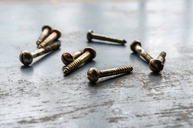 Paslı metalik yüzeyi vidalayın. Yakın çekim. Endüstriyel Arkaplan Dokusunu Vidalar. Seçici odaklanma. İş endüstrisi konsepti. Boşluğu kopyala.