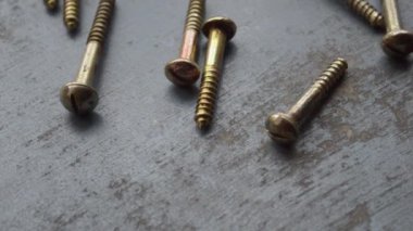 Düz nesnelerle sosyal uzaklık teması kırmızı. Doğrudan görüş açısının üstünde. Güvenlik, karantina, koruma, kişisel tecrit kavramları.