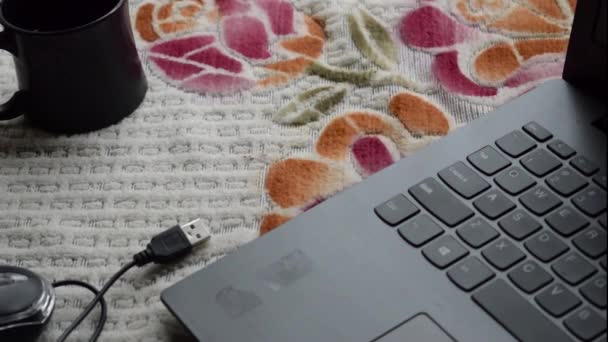 Human Hand Connecting Computer Mouse Connection Cable Plug Laptop Keyboard — Stock Video