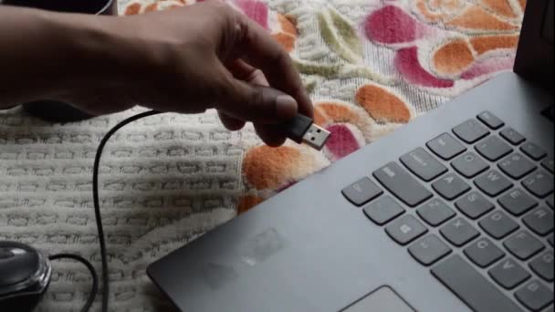 Human Hand Connecting Computer Mouse Connection Cable Plug Laptop Keyboard — Stock Video