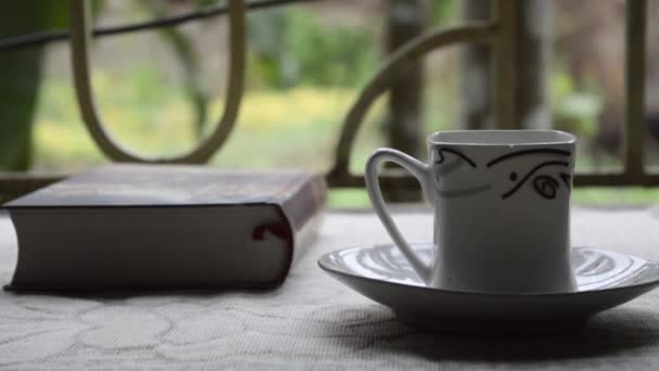 Kopp Kaffe Och Bok Fönstersolljus Morgonen Dags Att Avsluta Roman — Stockvideo