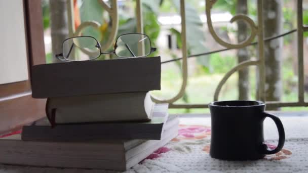 Uma Xícara Café Preto Monte Livros Vidro Leitura Luz Sol — Vídeo de Stock