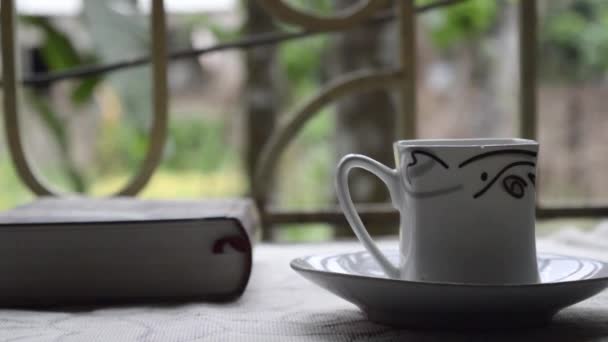 Sabahları Bir Fincan Kahve Pencere Işığı Üzerine Bir Kitap Sosyal — Stok video