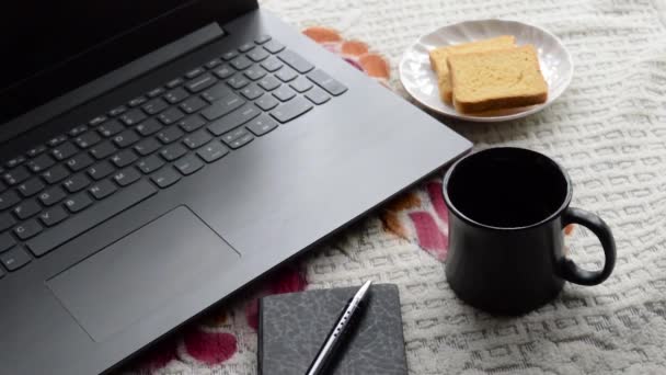 Café Manhã Café Luz Solar Manhã Com Computador Portátil Caneta — Vídeo de Stock