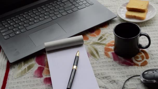 Frühstückskaffee Der Morgensonne Mit Laptop Computer Schwarzer Farbe Stift Und — Stockvideo