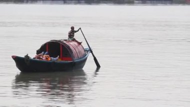 Yaz mevsiminde Ganj Nehri 'nde gün batımının su yüzeyine yansıdığı bir turistik tekne. Prinseps Ghat Kolkata Hindistan Güney Asya Pac Şubat 2020