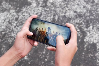 Mobil oyun android aygıtında oynandı (özellikli telefon veya akıllı telefon. Kesik elli genç oyuncu çocuk akıllı telefonda video oyunları oynuyor. Kolkata Hindistan Güney Asya Pasifik Şubat 2020
