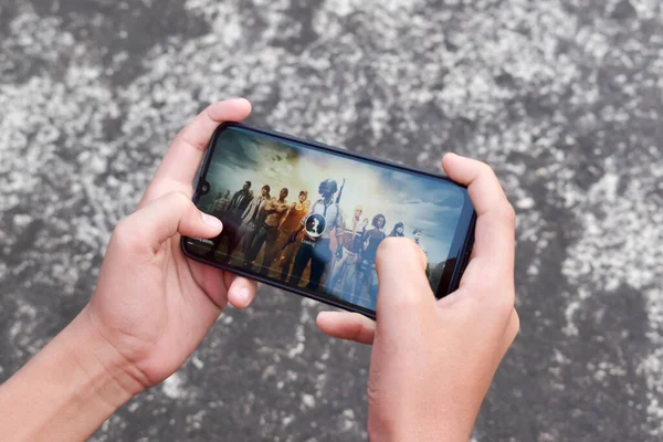 Mobil oyun android aygıtında oynandı (özellikli telefon veya akıllı telefon. Kesik elli genç oyuncu çocuk akıllı telefonda video oyunları oynuyor. Kolkata Hindistan Güney Asya Pasifik Şubat 2020