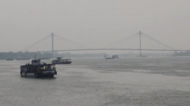 Hooghly nehri üzerinde yolcu taşıyan motorlu bir araç. Kolkata Howrah feribot servis ulaşım terminali. Arka planda ikinci Hooghly nehri. Bir toplu su taşımacılığı Kolkata Batı bengal Hindistan Asya Pac