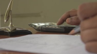 Parmak yazma hesaplama yapıyor. Hesap makinesiyle denge ya da vergi raporu hesaplanıyor. Kapatın. Kağıt kalemle İşadamı 'nın el hesaplarını kontrol edin. İş finans ekonomisi kavramı.