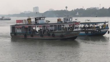 Kolkata ve Howrah şehrini bağlayan Ganj nehri üzerinde West Bengal Nakliye Yüzey Taşımacılık Şirketi (WBSTC) tarafından yolcu feribot servis istasyonunu taşıyan bir tekne. Hindistan Güney Asya Pasifik.