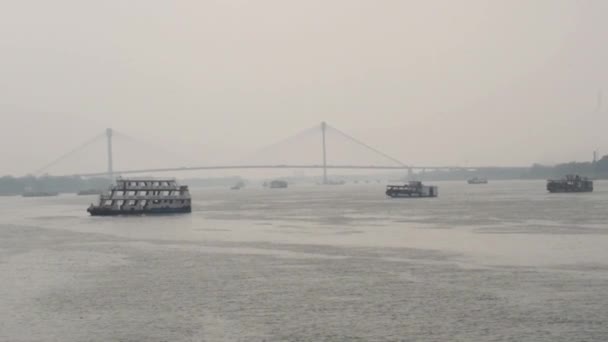 汽艇或汽艇一种汽车 运载乘客过胡奥布瑞河 加尔各答Howrah码头服务运输区 后排第二的是大河Kolkata West Bengal India Asia Pac公共水运 — 图库视频影像