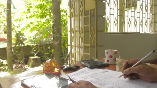 女人用计算器在白纸上做计算 印度纸币和财务会计表上的单据 家庭财务 会计成本 家庭开支概念的计算 — 图库视频影像