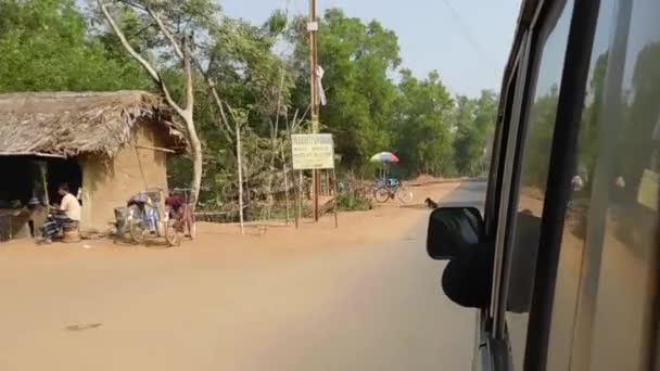 阳光灿烂的一天 开车在乡间路上 前窗的镜子快速移动汽车的驾驶座观点 Mukutmanipur West Bengal India South Asia Pacific — 图库视频影像