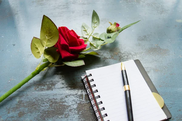 Blank Page Notebook Pen Beautiful Red Rose Rustic Metal Floor — Stock Photo, Image