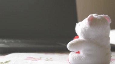 Oyuncak ayı dizüstü bilgisayarın önünde oturuyor. Durgun Hayat. Çocuk dijital teknoloji kullanıyor. Kavramsal arka plan kavramı. Modern çocukluk eğitimi teması. Masaj için metin alanı kopyala